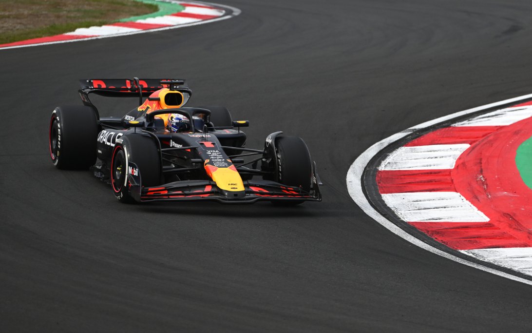 Max Verstappen, a Red Bull holland címvédője a Forma-1-es autós gyorsasági világbajnokság Egyesült Államok Nagydíjának időmérő edzésén a texasi Austinban 2025. október 18-án. MTI/EPA/Dustin Safranek