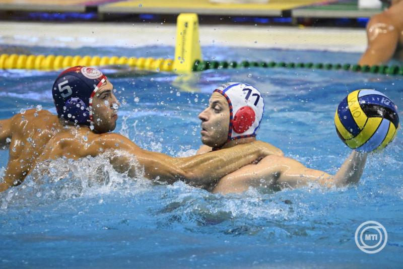 Bogdan Durdic, a Vasas (b) és Konsztantinosz Geniduniasz, az Olimpiakosz játékosa a férfi vízilabda Bajnokok Ligája csoportkörének második fordulójában játszott VasasPlaket - Olimpiakosz mérkőzésen a Komjádi Uszodában 2025. október 28-án. MTI/Bodnár Boglárka