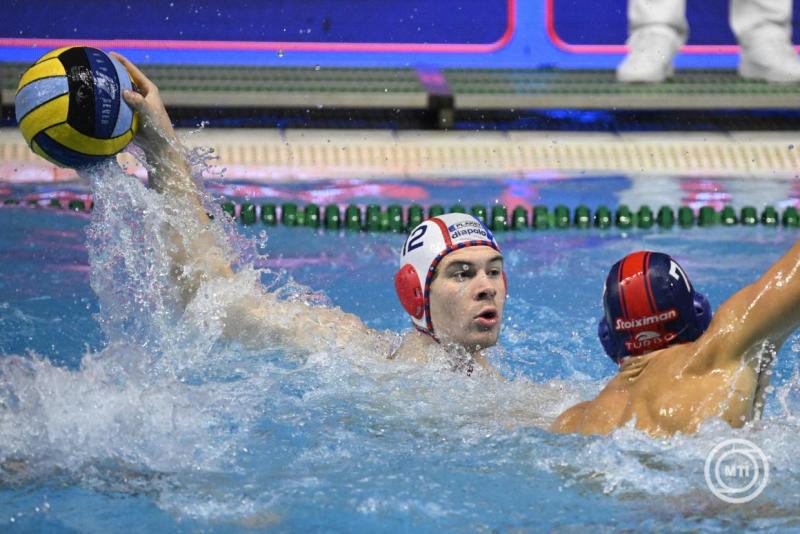 Szalai Péter Miklós, a Vasas (b) és Zalánki Gergő, az Olimpiakosz játékosa a férfi vízilabda Bajnokok Ligája csoportkörének második fordulójában játszott VasasPlaket - Olimpiakosz mérkőzésen a Komjádi Uszodában 2025. október 28-án. MTI/Bodnár Boglárka