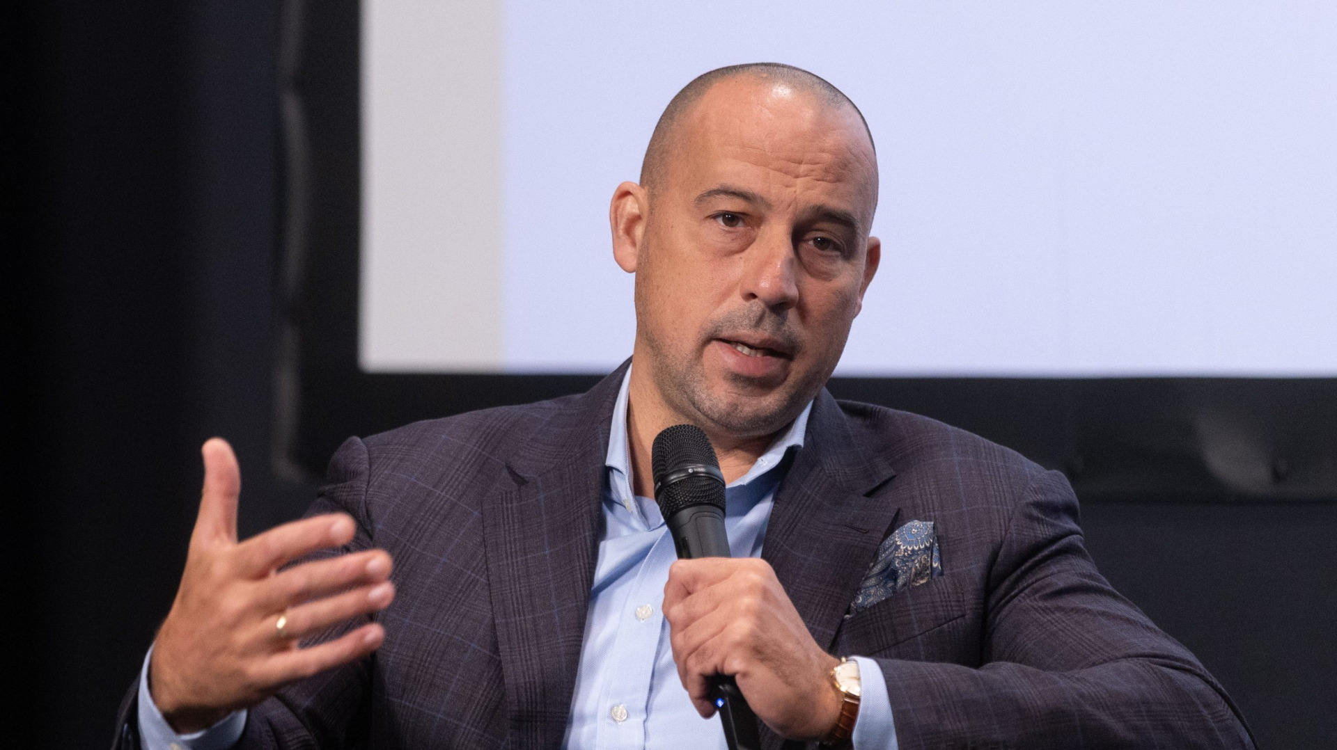 Schmidt Ádám sportért felelős államtitkár a Médiaszolgáltatás-támogató és Vagyonkezelő Alap (MTVA) Kunigunda útjai székházában tartott sajtótájékoztatón 2025. október 15-én. Kaliforniai álmok, avagy az LA10 küldetés címmel portrésorozatot indít az M4 Sport csatorna a sportért felelős államtitkárság által meghirdetett LA10 programhoz kapcsolódva. MTI/Kocsis Zoltán