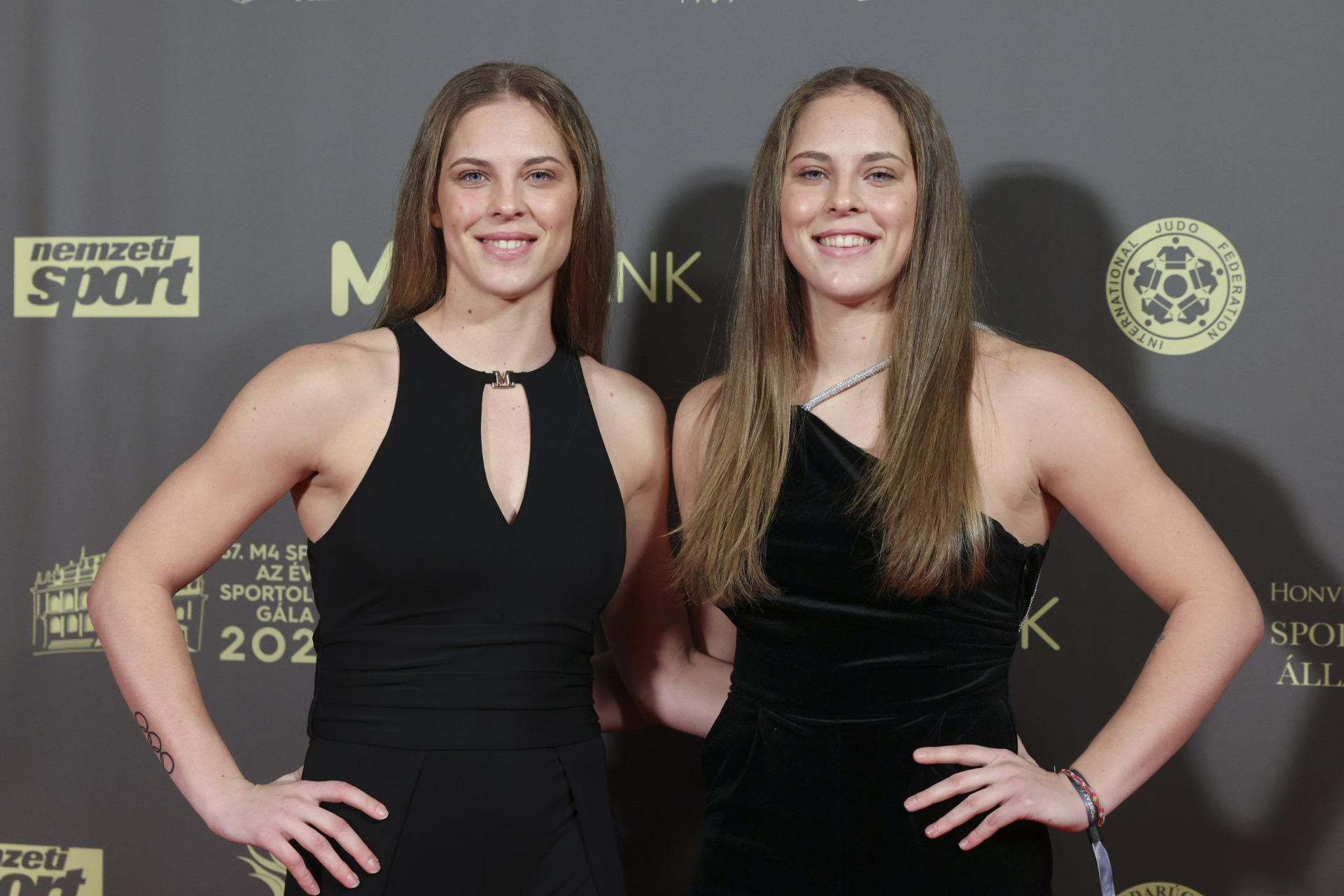 Márton Viviana olimpiai bajnok taekwondós (bal) és ikertestvére, Márton Luana világbajnok taekwondoos az M4 Sport-Az Év Sportolója Gálán a Magyar Állami Operaházban 2025. január 13-án. MTI/Hegedüs Róbert