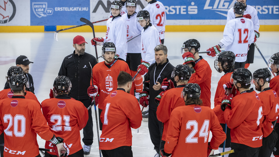 Majoross Gergely szövetségi kapitány (középen j) és Tokaji Viktor másodedző (középen b) a magyar felnőtt férfi jégkorong-válogatott edzésén a Tüskecsarnokban 2025. február 4-én. MTI/Szigetváry Zsolt