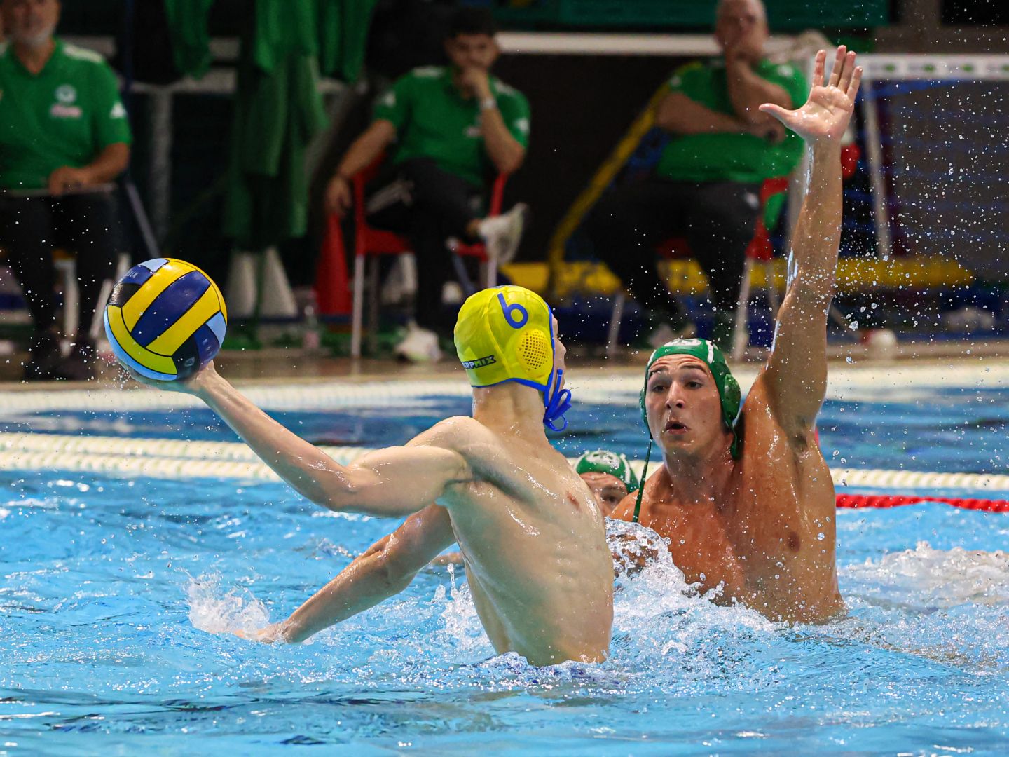 Mészáros Mátyás (b), a BVSC és Nika Shushiasvili, a Primorac Kotor játékosa a férfi vízilabda Eurokupa nyolcaddöntőjében játszott BVSC-Manna ABC - Primorac Kotor első mérkőzésen a Laky Károly Uszodában 2025. január 25-én. MTI/Koszticsák Szilárd