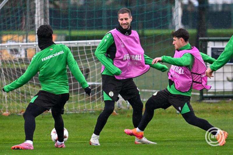 Varga Barnabás (k) a Ferencváros labdarúgócsapatának edzésén az FTC-MVM Sportközpontban 2025. november 26-én. A csapat másnap a török Fenerbache csapata ellen lép pályára Isztambulban az Európa-liga alapszakaszának ötödik fordulójában. MTI/Illyés Tibor