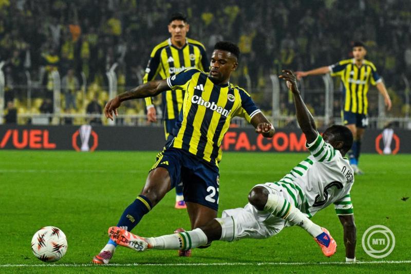 Naby Keita, a Ferencváros (j) és Nélson Semedo, a Fenerbahce játékosa a labdarúgó Európa-liga alapszakaszának 5. fordulójában játszott Ferencvárosi TC - Fenerbahce mérkőzésen Isztambulban a Sükrü Saracoglu stadionban 2025. november 27-én. MTI/Koszticsák Szilárd