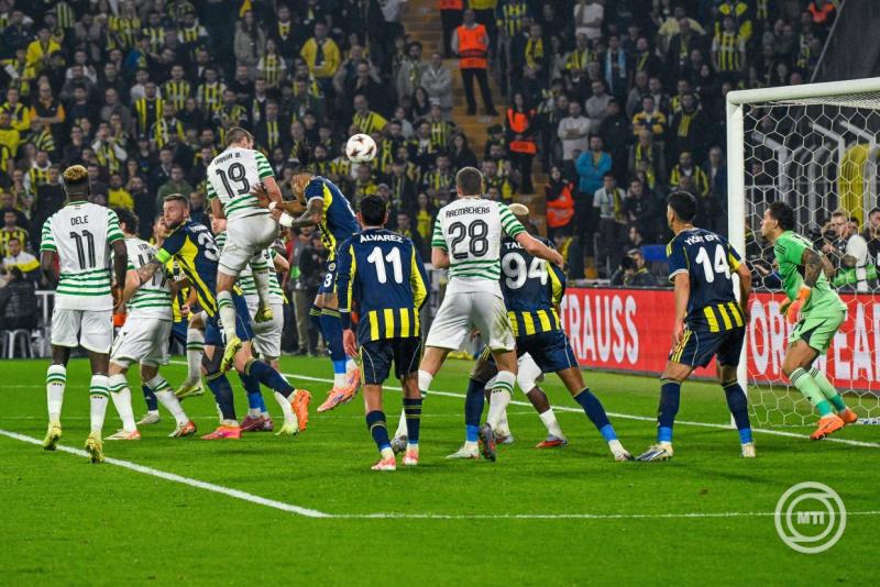 Varga Barnabás (b4), a Ferencváros játékosa gólt szerez a labdarúgó Európa-liga alapszakaszának 5. fordulójában játszott Ferencvárosi TC - Fenerbahce mérkőzésen Isztambulban a Sükrü Saracoglu stadionban 2025. november 27-én. MTI/Koszticsák Szilárd