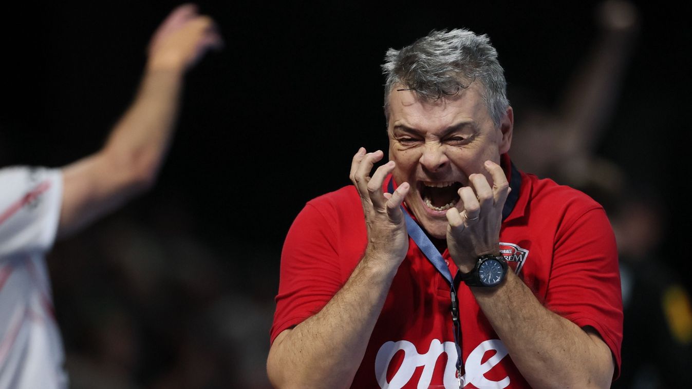 Xavier Pascual, a Veszprém vezetőedzője láthatóan nem volt elégedett a látottakkal Fotó: Hannibal Hanschke Forrás: MTI/EPA