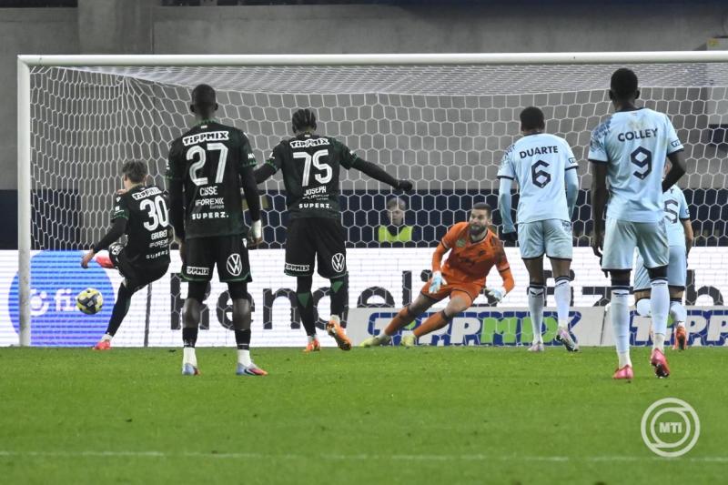 Gruber Zsombor (b), a Ferencváros játékosa gólt lő, szemben Szappanos Péter, a Puskás Akadémia kapusa (j) a Fizz Liga 15. fordulójában játszott Puskás Akadémia FC - Ferencvárosi TC mérkőzésen a felcsúti Pancho Arénában 2025. november 30-án. Arénában 2025. november 30-án. MTI/Hegedüs Róbert