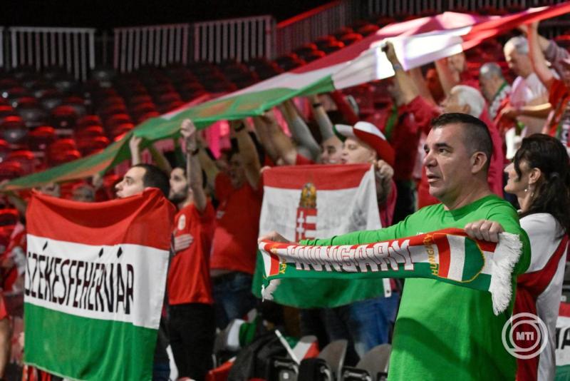 Magyar szurkolók a német-holland közös rendezésű női kézilabda-világbajnokság középdöntőjének 3. fordulójában játszott Magyarország - Dánia mérkőzésen a rotterdami Ahoy Arénában 2025. december 7-én. MTI/Szigetváry Zsolt