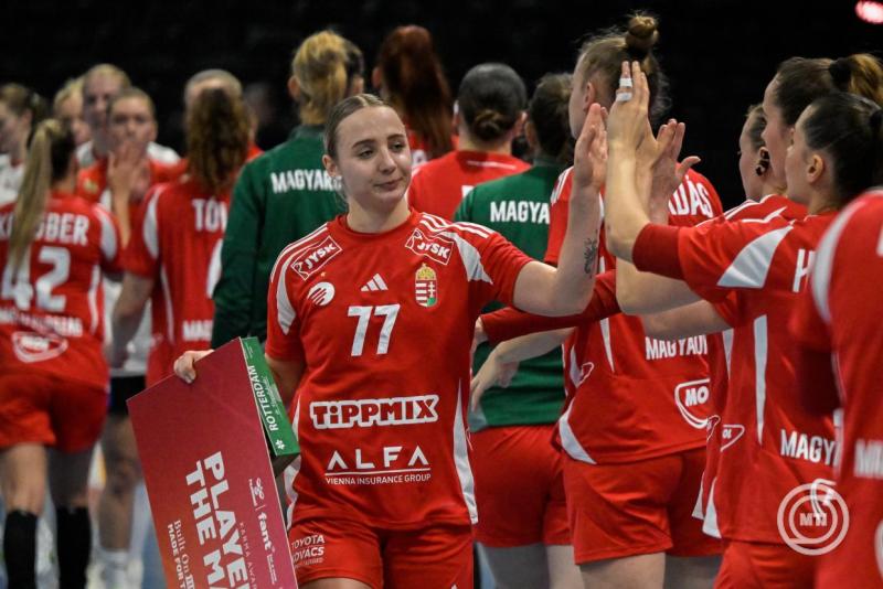 Simon Petra a német-holland közös rendezésű női kézilabda-világbajnokság középdöntőjének 3. fordulójában játszott Magyarország - Dánia mérkőzés után a rotterdami Ahoy Arénában 2025. december 7-én. A magyar válogatott középdöntős csoportja második helyén zárt, miután 28-27-re kikapott a dán csapattól. MTI/Szigetváry Zsolt