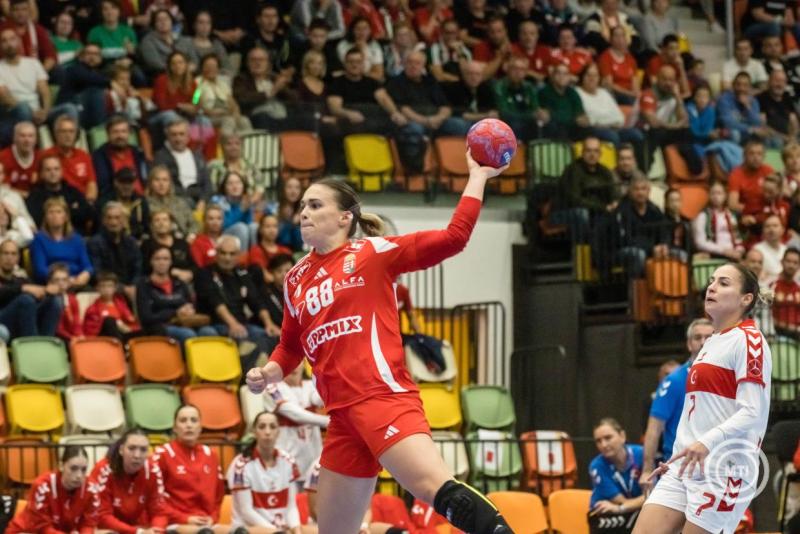 Grosch Vivien (b) és a török Edanur Burhan a női kézilabda Eurokupa csoportkörében játszott Magyarország - Törökország mérkőzésen a nagykanizsai Kanizsa Arénában 2025. október 16-án. MTI/Katona Tibor