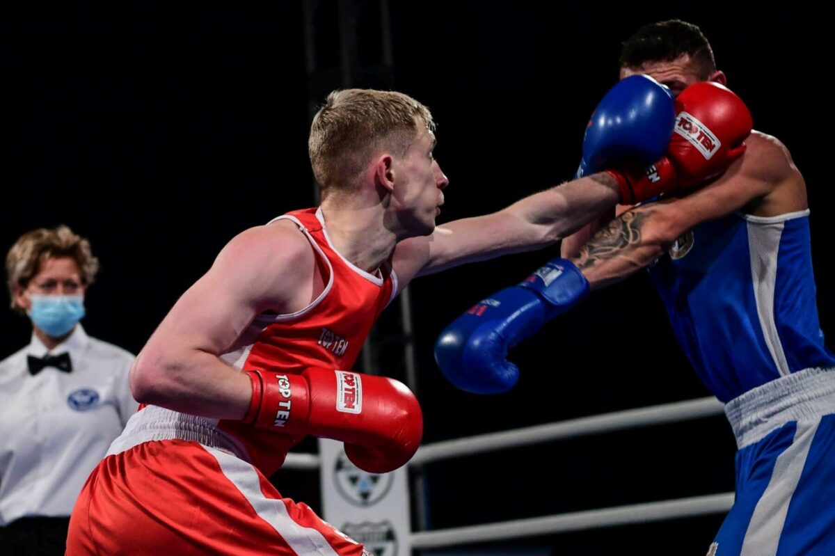 Veres Roland (pirosban) és Frank Dániel a 69. Bocskai István nemzetközi ökölvívó emlékverseny férfi 60 kilogrammos súlycsoportjának selejtezőjében a debreceni Oláh Gábor utcai sportcsarnokban 2025. március 11-én. MTI/Czeglédi Zsolt